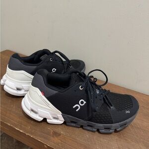 On Cloud Women’s Black and White Athletic Sneakers Size 10